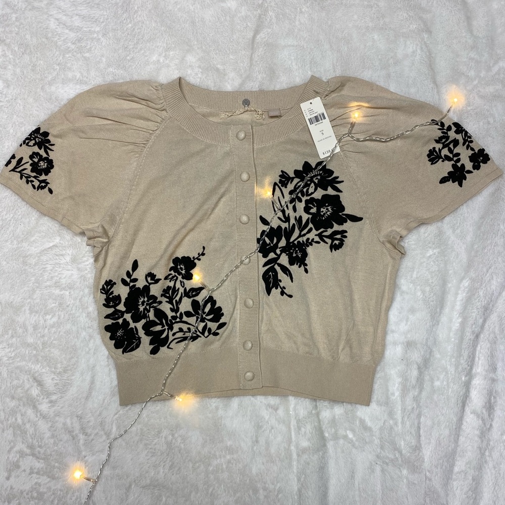 NWT anthropologie knitted and knotted beige w/black velvet flowers short sleeve